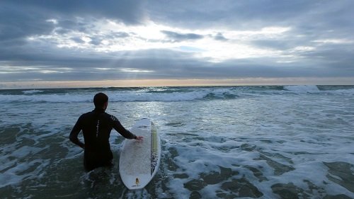 un homme avec une planche de surf